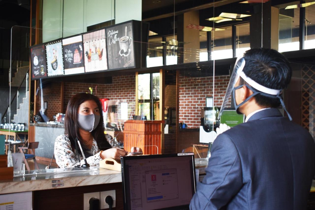 诗都阿佐卢米诺机场酒店 外观 照片